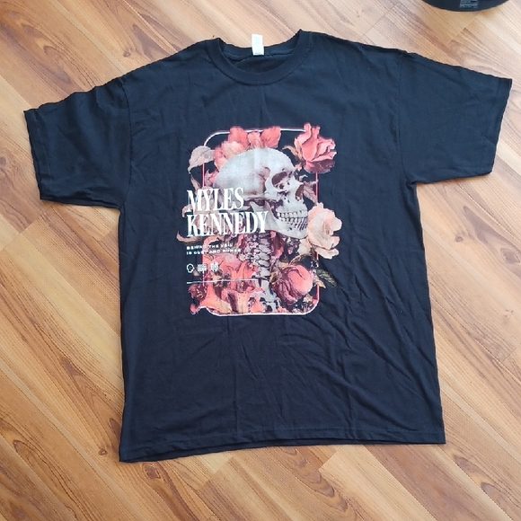Skull and Roses Graphic Tee - Picture 5 of 6